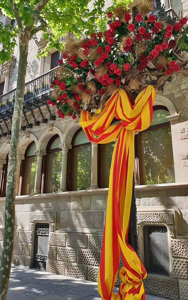 Fasada sa katalonskom zastavom