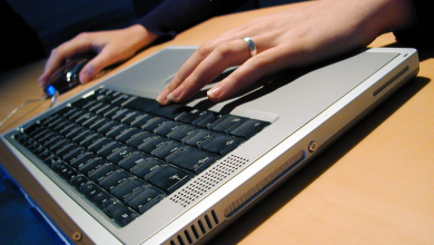 ženska ruka na laptopu