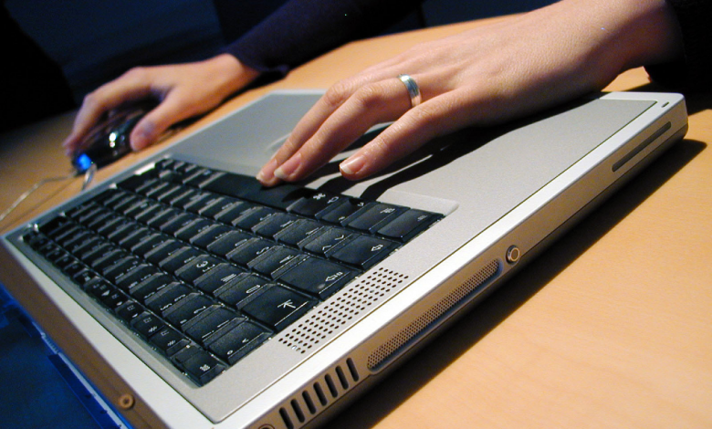 ženska ruka na laptopu
