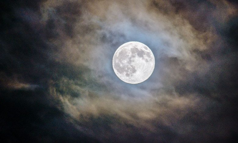 Pun mesec na nebu