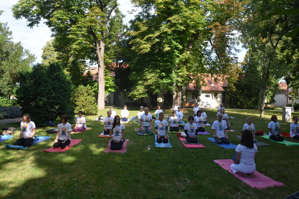 Međunarodni dan joge u Gradskoj bašti