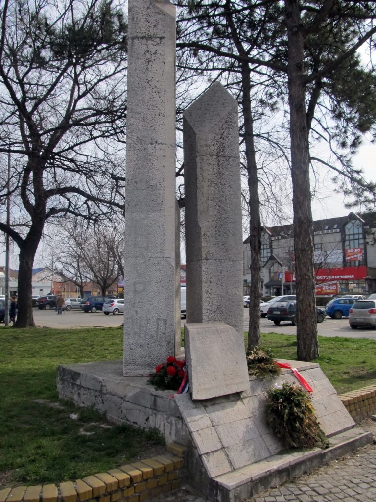 Spomenik streljanim zrtvama na Zitnom trgu sajt 1 768x1024 1